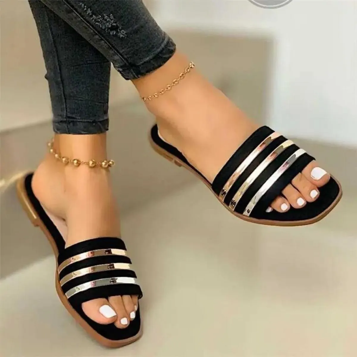 Pantofole da donna 2023 nuove scarpe basse estive a righe in metallo moda slip on diapositive sandali da donna Casual femminili